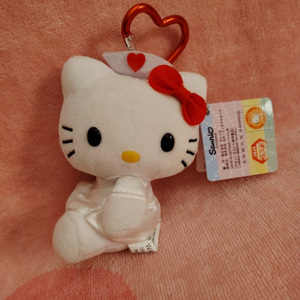 EXCLUSIVE - Hello Kitty Nurse Kitty Purse Pal Plushie & Game Bag Charm - Picture 4 of 9